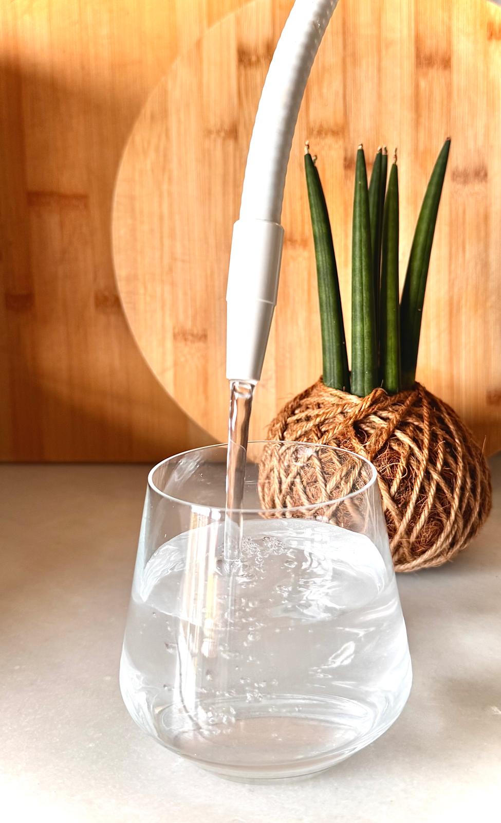 Grifo con agua filtrada en cocina moderna
